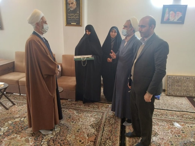 درپایان این دیدار ها با اهداء هدیه از زحمات و صبر و شکیبایی&nbsp; این بزرگواران تقدیر شد