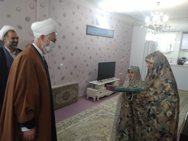درپایان این دیدار ها با اهداء هدیه از زحمات و صبر و شکیبایی&nbsp; این بزرگواران تقدیر شد