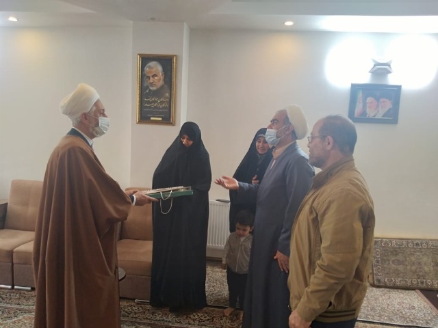 درپایان این دیدار ها با اهداء هدیه از زحمات و صبر و شکیبایی&nbsp; این بزرگواران تقدیر شد