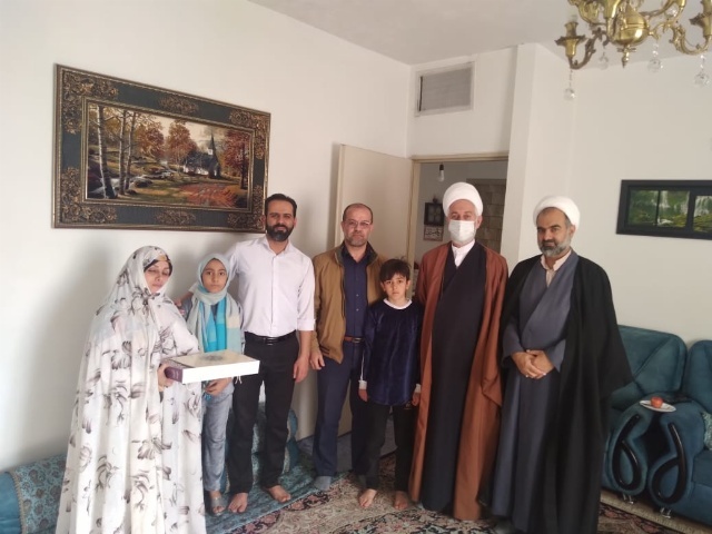 درپایان این دیدار ها با اهداء هدیه از زحمات و صبر و شکیبایی&nbsp; این بزرگواران تقدیر شد