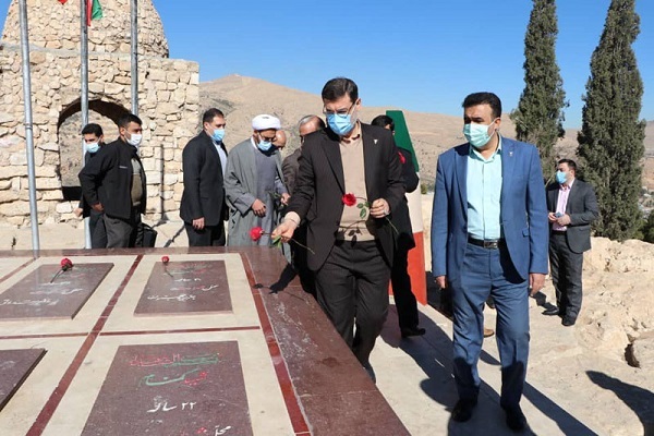 ادای احترام معاون رئیس جمهور و رئیس بنیاد شهید و امور ایثارگران به شهدای استان فارس