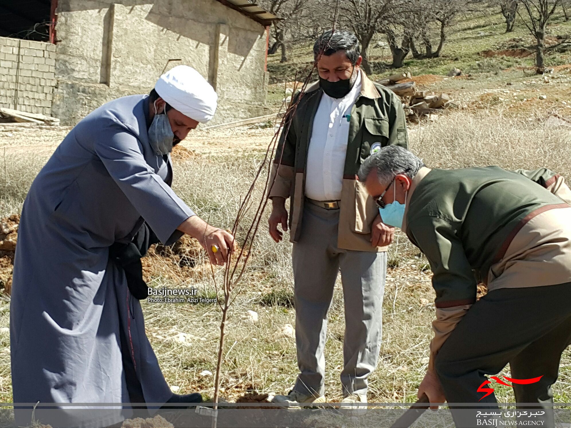 آیین درختکاری در بوستان شهدای تیپ ۴۸ فتح برگزار شد/سردار حکمتیان: غرس ۲۵۰۰ اصله نهال توسط تیپ ۴۸ فتح /  استاندار: ۶۰ درصد جنگل های بلوط کهگیلویه و بویراحمد از بین رفته اند