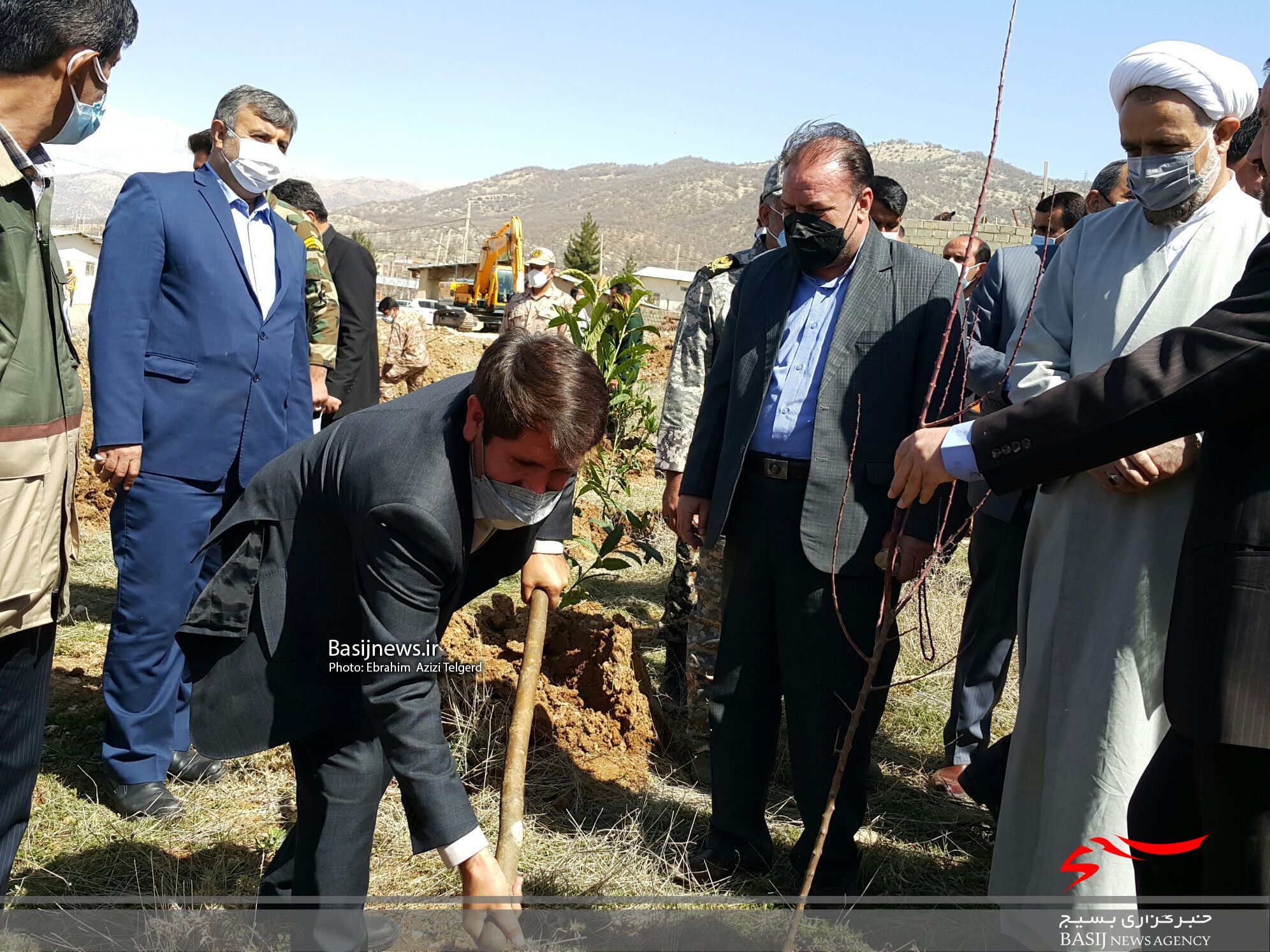 آیین درختکاری در بوستان شهدای تیپ ۴۸ فتح برگزار شد/سردار حکمتیان: غرس ۲۵۰۰ اصله نهال توسط تیپ ۴۸ فتح /  استاندار: ۶۰ درصد جنگل های بلوط کهگیلویه و بویراحمد از بین رفته اند