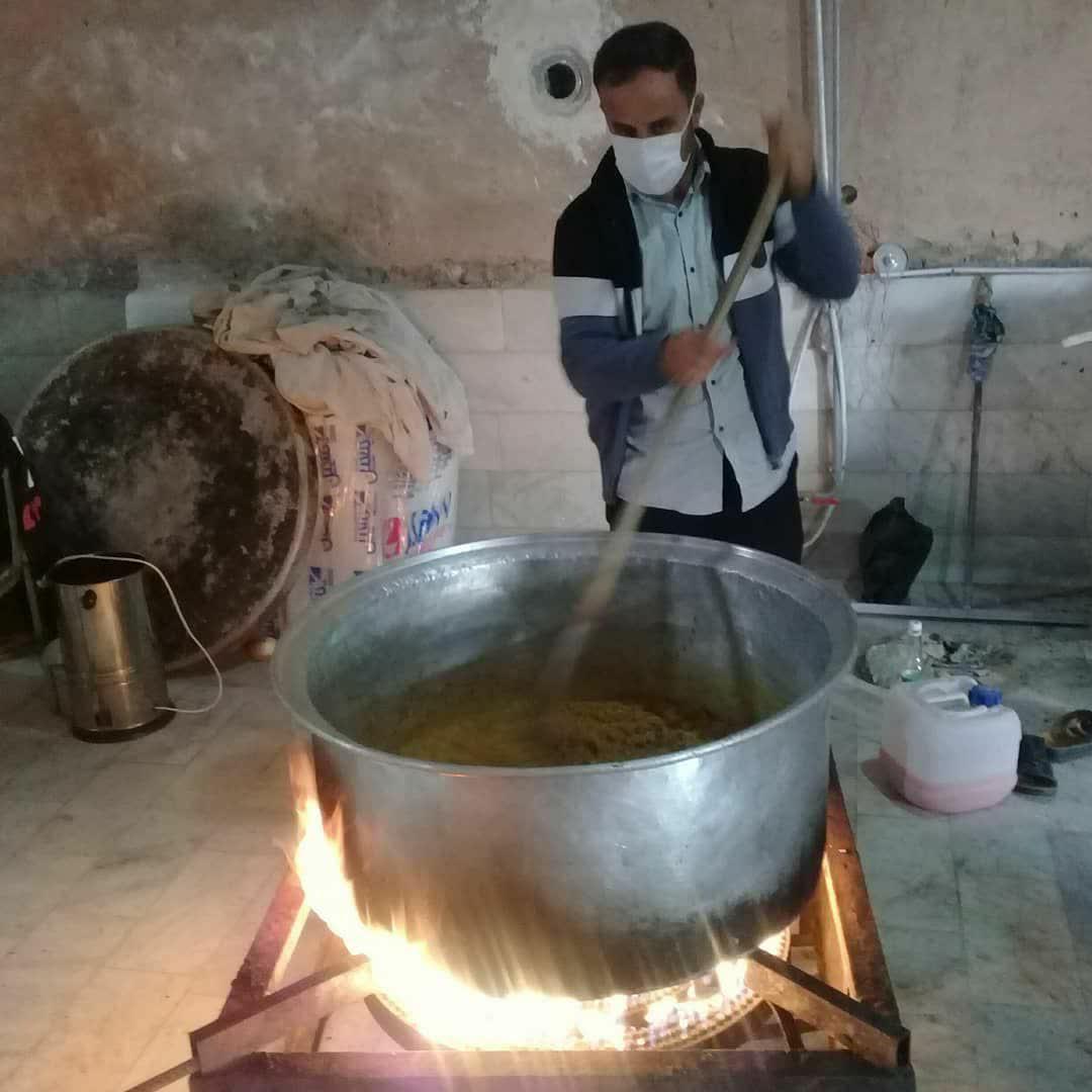 پخت وتوزیع غذای نذری در بین نیازمندان طارمی