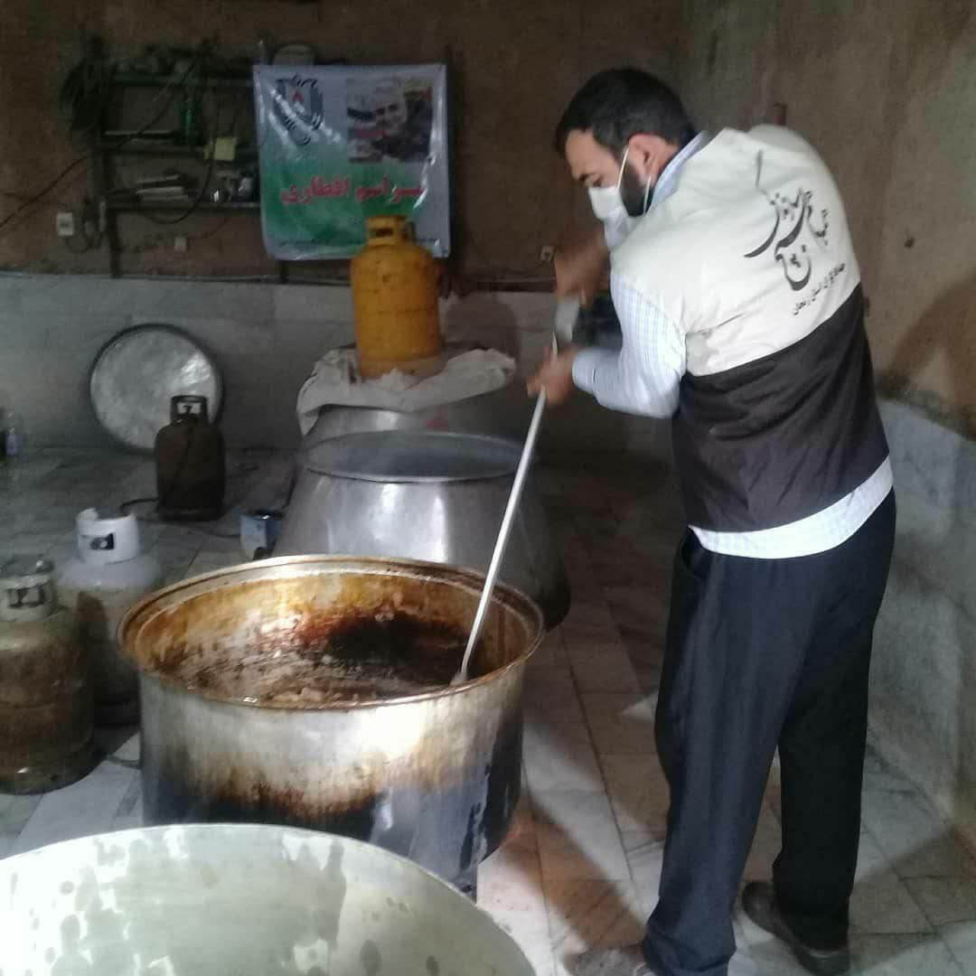 پخت وتوزیع غذای نذری در بین نیازمندان طارمی