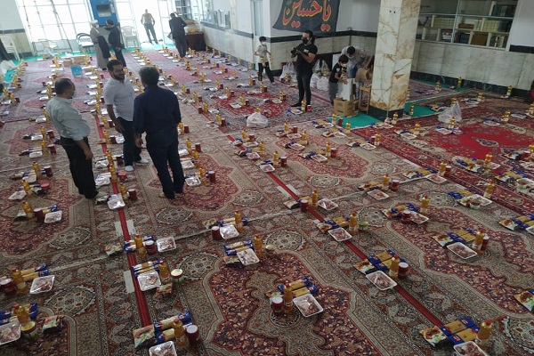 توزیع بیش از ۳۰۰ بسته معیشتی توسط گروه جهادی رسانهای جهانتاب در شیراز توزیع بیش از ۳۰۰ بسته معیشتی توسط گروه جهادی رسانهای جهانتاب در شیراز