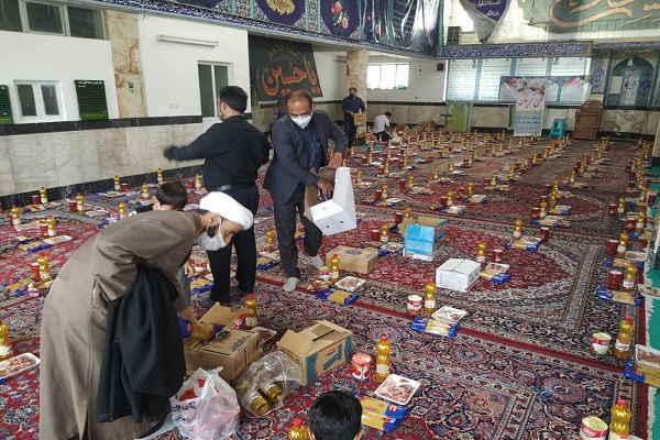 توزیع بیش از ۳۰۰ بسته معیشتی توسط گروه جهادی رسانهای جهانتاب در شیراز توزیع بیش از ۳۰۰ بسته معیشتی توسط گروه جهادی رسانهای جهانتاب در شیراز