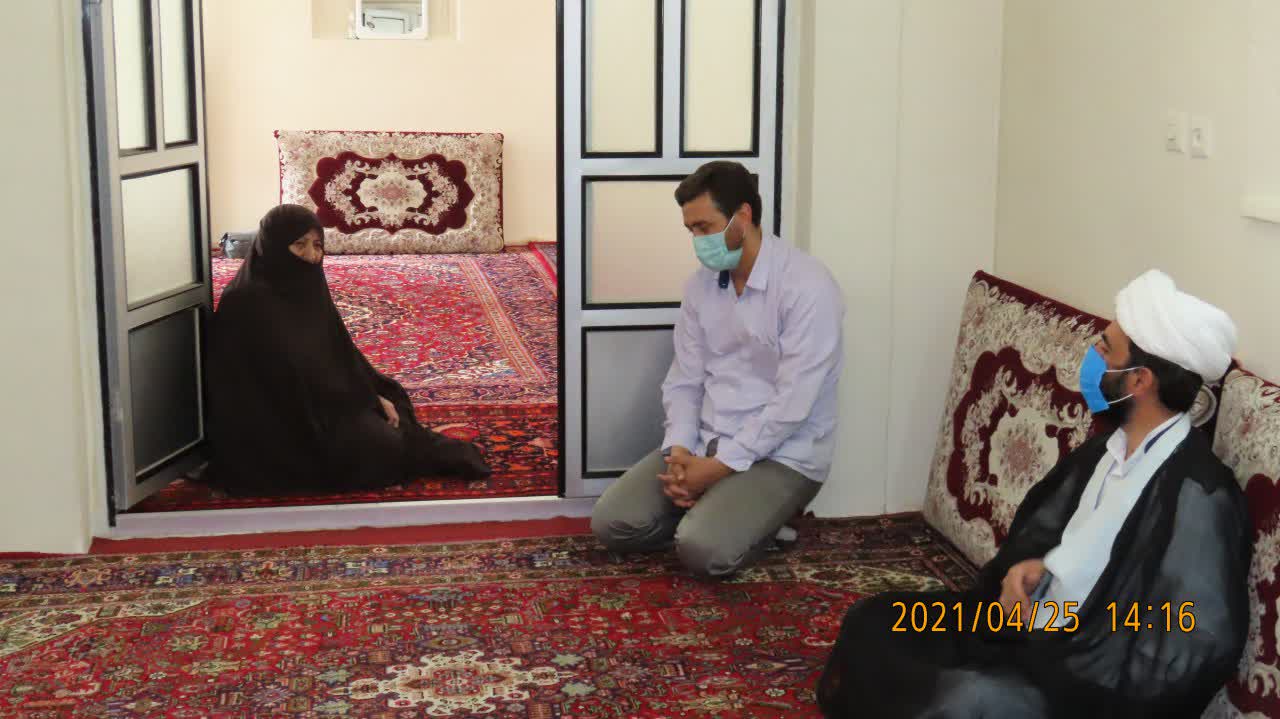 دیدار جمعی از مسئولین شهرستان خرمدره با خانواده شهید حجت الاسلام سید رشید موسوی