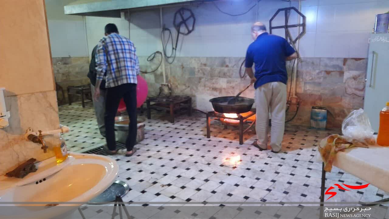 توزیع بیش از ۶۰۰ پرس غذای گرم بین نمازگزاران