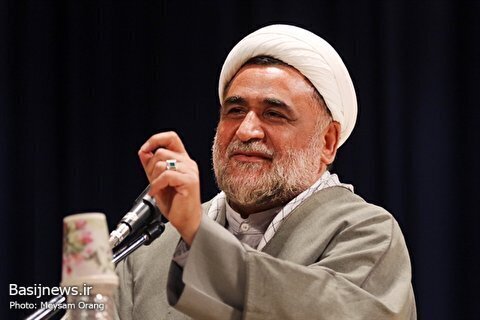 ۱۳ آبان جلوه ی سیلی محکم جوانان پرشور انقلابی به آمریکای جنایتکار است