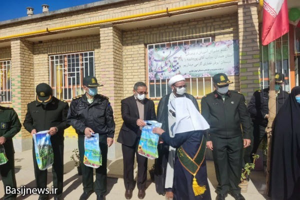 اجابت خواسته دانش&zwnj;آموزان روستای سلیمان&zwnj;آباد بهار توسط فرمانده نیروی انتظامی