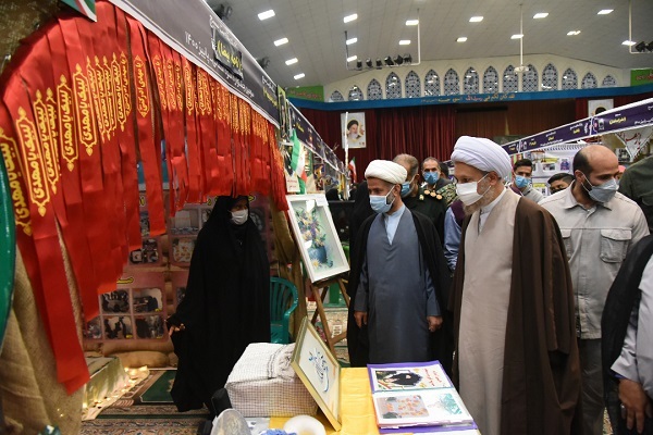 نماینده ولی فقیه و امام جمعه شیراز از نمایشگاه اسوه دیدن کرد