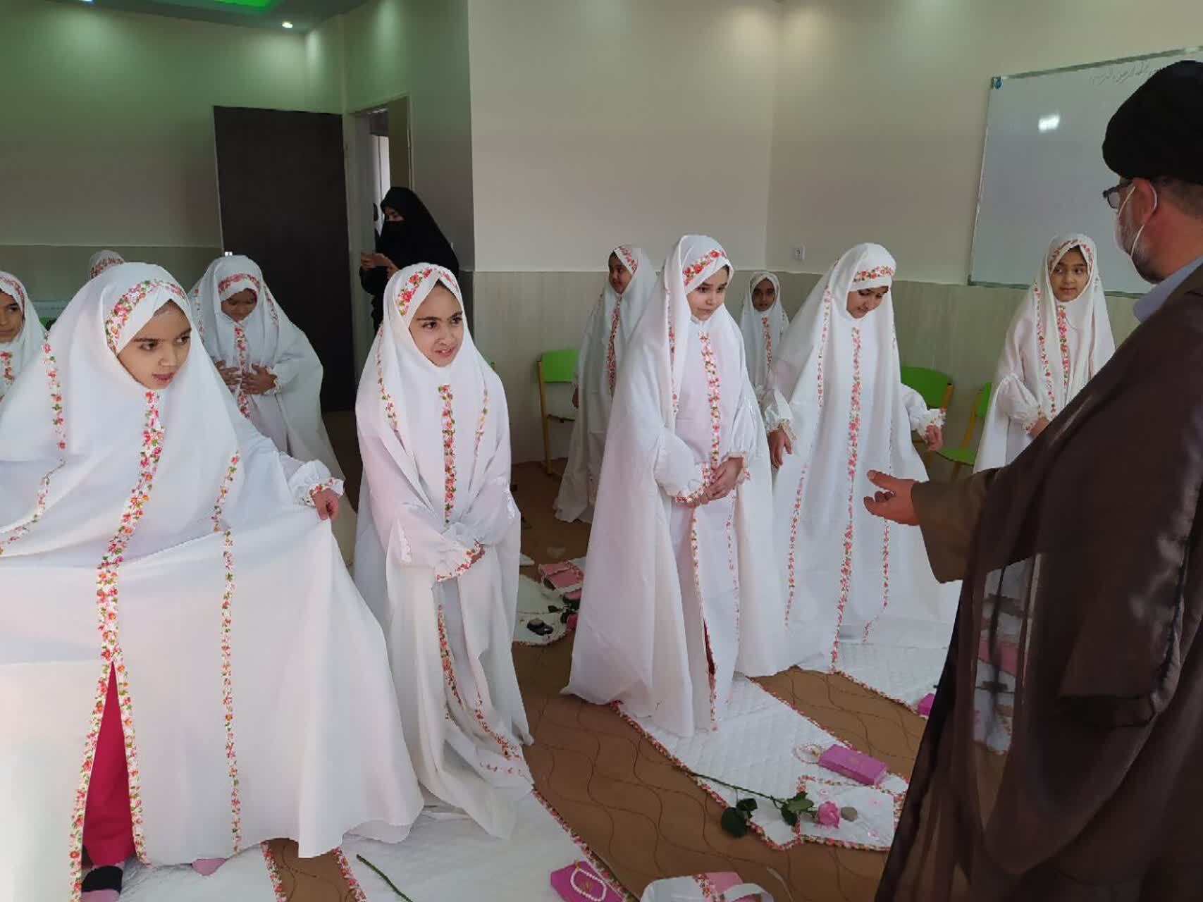 جشن تكليف دانش آموزان دختر مدرسه راهيان كوثر ابهر برگزار شد+تصاوير جشن تكليف دانش آموزان دختر مدرسه راهيان كوثر ابهر برگزار شد+تصاوير