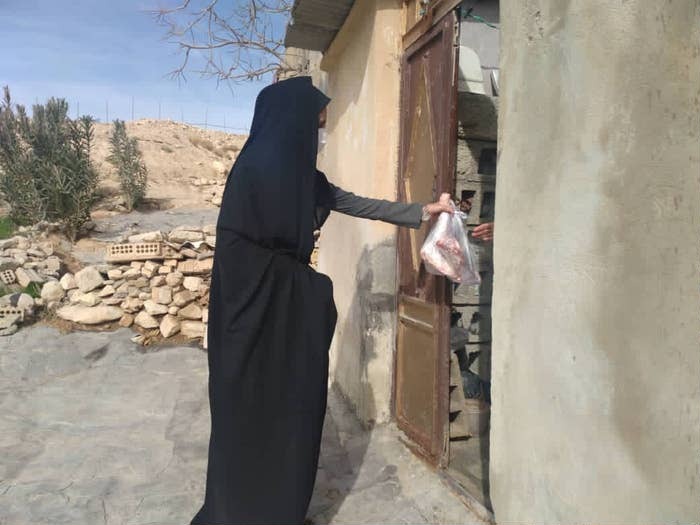 توزیع 50 کیلو گوشت بین نیازمندان در راستای تداوم کمکهای مؤمنانه