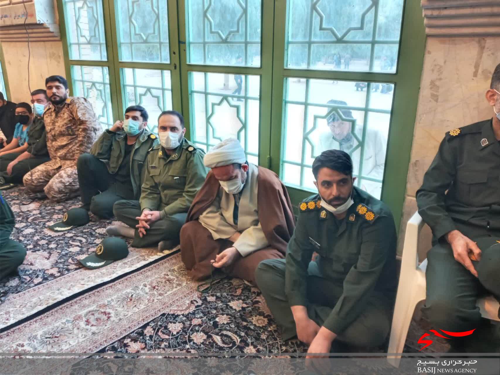 غبارروبی و عطرافشانی مزار شهدای امامزاده ابراهیم قم در هفته بسیج