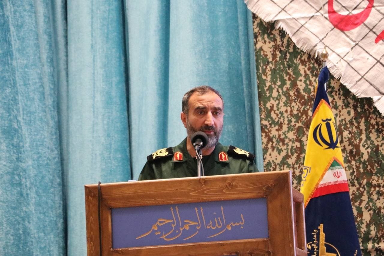 کسانی که انقلاب اسلامی را قبول دارند و در فراز و نشیب های آن  پای کار می آیند بسیجی هستند.