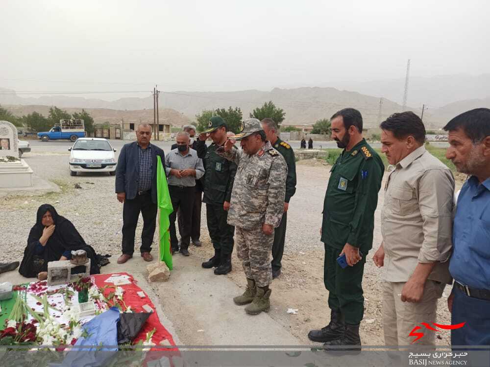 ادای احترام فرمانده تیپ ۴۸ فتح به مقام شهید نوید موسوی/ سردار حکمتیان: شهید موسوی با خدا معامله کرد