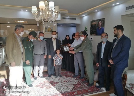 بازدید از خانواده شهید مدافع حرم امین کریمی