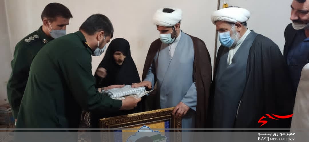 دیدار مسئولان سپاه فتح با خانواده شهدا / هدیه مقام معظم رهبری تقدیم خانواده ۳ شهید روحانی شد