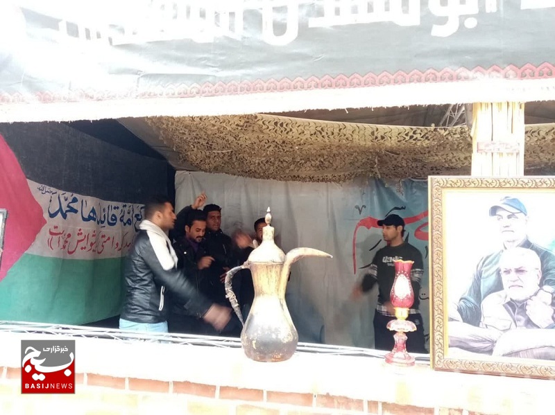 تلاش موکب داران عراقی برای پذیرایی از زائران حاج قاسم تلاش موکب داران عراقی برای پذیرایی از زائران حاج قاسم