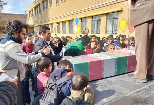 تشییع پیکر مطهر شهدای گمنام در مدارس منطقه ۱۲ تهران