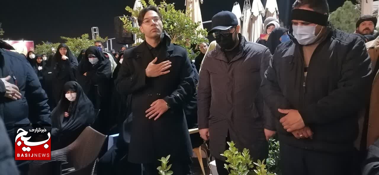 حضور عاشقان حاج قاسم و خانواده شهید در شب شهادت این بزرگ مرد تاریخ حضور عاشقان حاج قاسم و خانواده شهید در شب شهادت این بزرگ مرد تاریخ