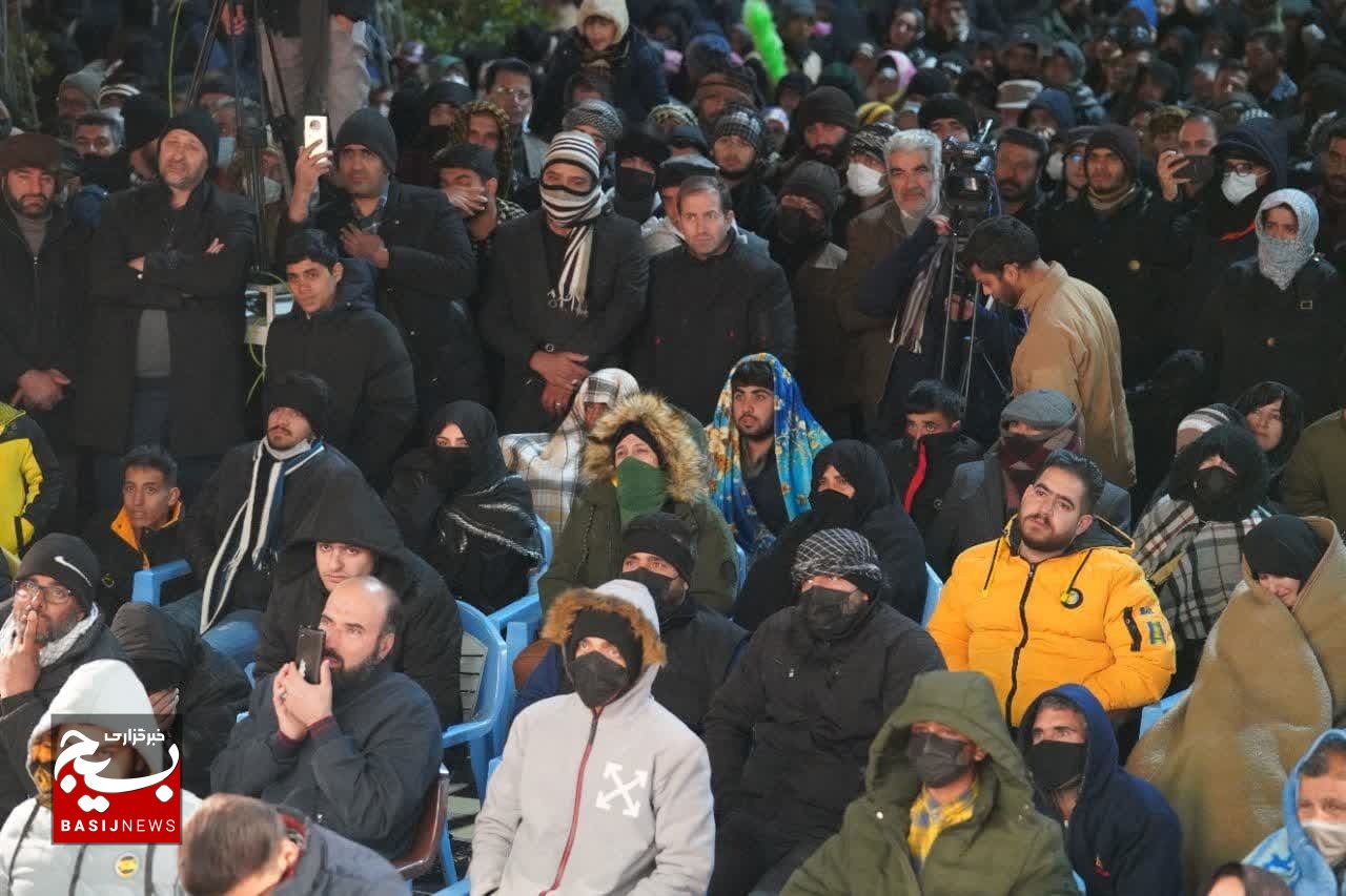 حضور عاشقان حاج قاسم و خانواده شهید در شب شهادت این بزرگ مرد تاریخ حضور عاشقان حاج قاسم و خانواده شهید در شب شهادت این بزرگ مرد تاریخ
