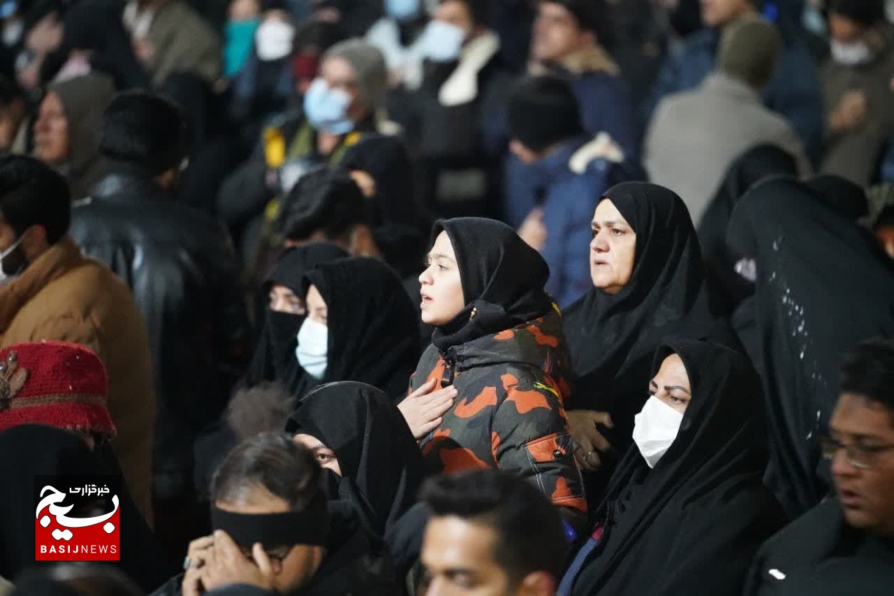 حضور عاشقان حاج قاسم و خانواده شهید در شب شهادت این بزرگ مرد تاریخ حضور عاشقان حاج قاسم و خانواده شهید در شب شهادت این بزرگ مرد تاریخ