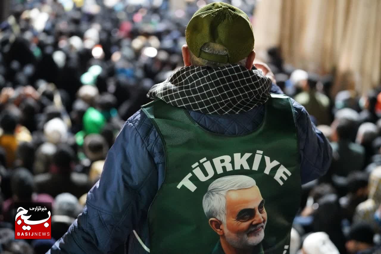 حضور عاشقان حاج قاسم و خانواده شهید در شب شهادت این بزرگ مرد تاریخ حضور عاشقان حاج قاسم و خانواده شهید در شب شهادت این بزرگ مرد تاریخ