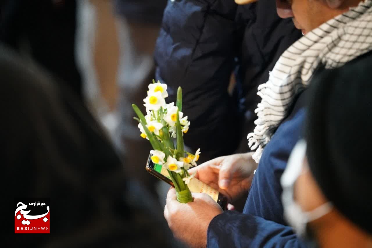 حضور عاشقان حاج قاسم و خانواده شهید در شب شهادت این بزرگ مرد تاریخ حضور عاشقان حاج قاسم و خانواده شهید در شب شهادت این بزرگ مرد تاریخ
