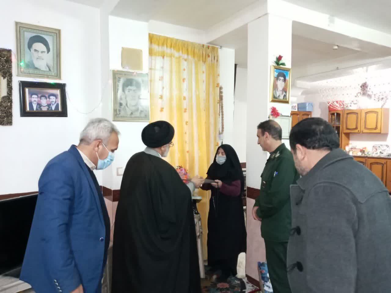 تجلیل از مادران و همسران شهدا در دهلران