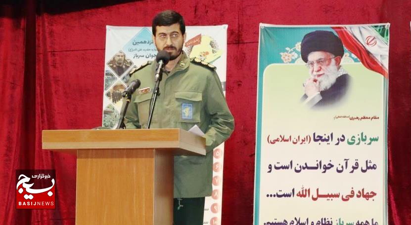مهارت آموزی و ارتقاء بصیرت دینی و انقلابی سربازان از دغدغه های اصلی رهبری است/از سربازان نمونۀ یگان های سپاه و فراجا تجلیل شد+ عکس