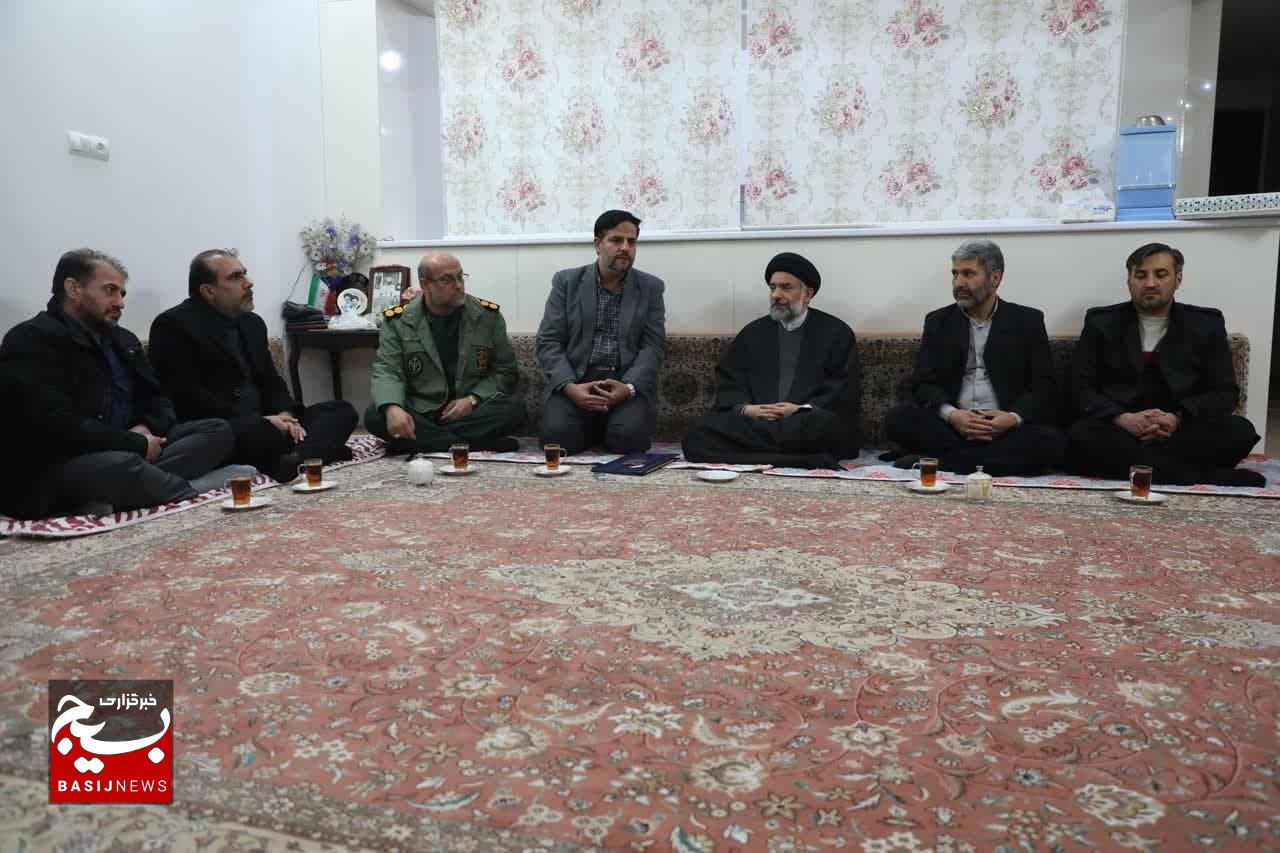 تجلیل رئیس سازمان بسیج حقوقدانان از خانواده شهید شهریاری