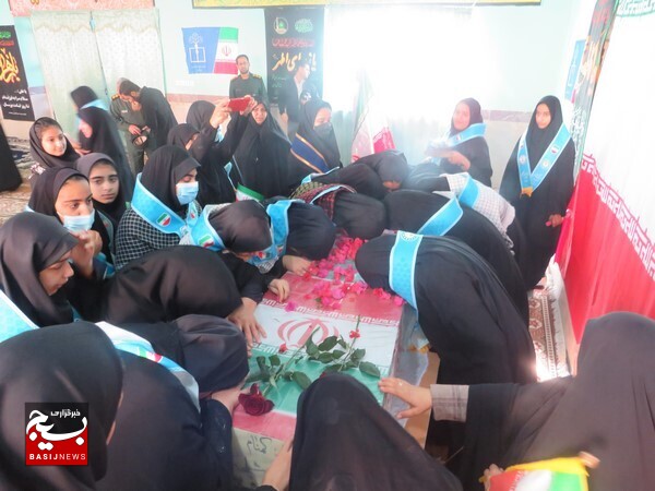 تشییع پیکر شهید گمنام در دبیرستان دخترانه زینبیه شهر دلوار تشییع پیکر شهید گمنام در دبیرستان دخترانه زینبیه شهر دلوار