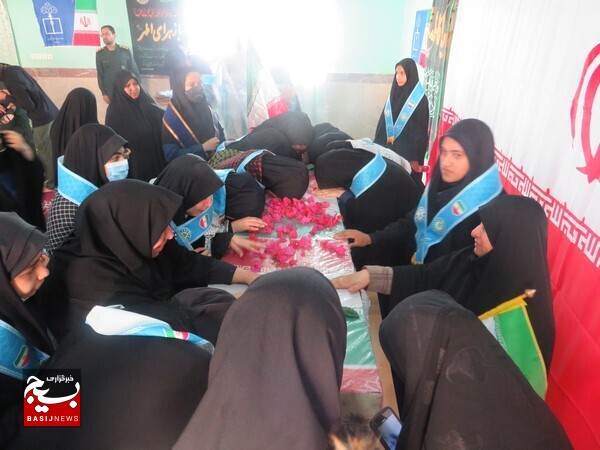 تشییع پیکر شهید گمنام در دبیرستان دخترانه زینبیه شهر دلوار تشییع پیکر شهید گمنام در دبیرستان دخترانه زینبیه شهر دلوار