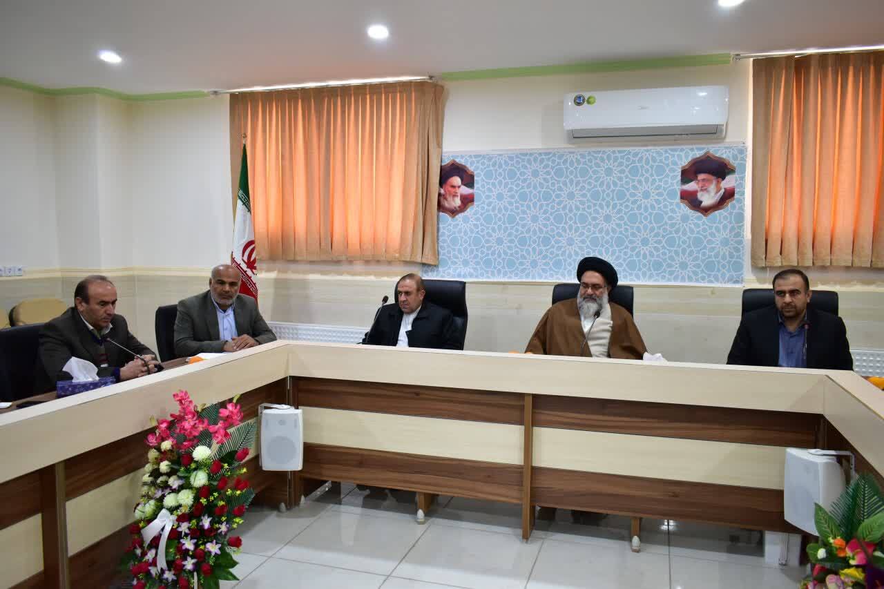 گزینش بهترین افراد را برای وظیفه خطیر معلمی انتخاب کند
