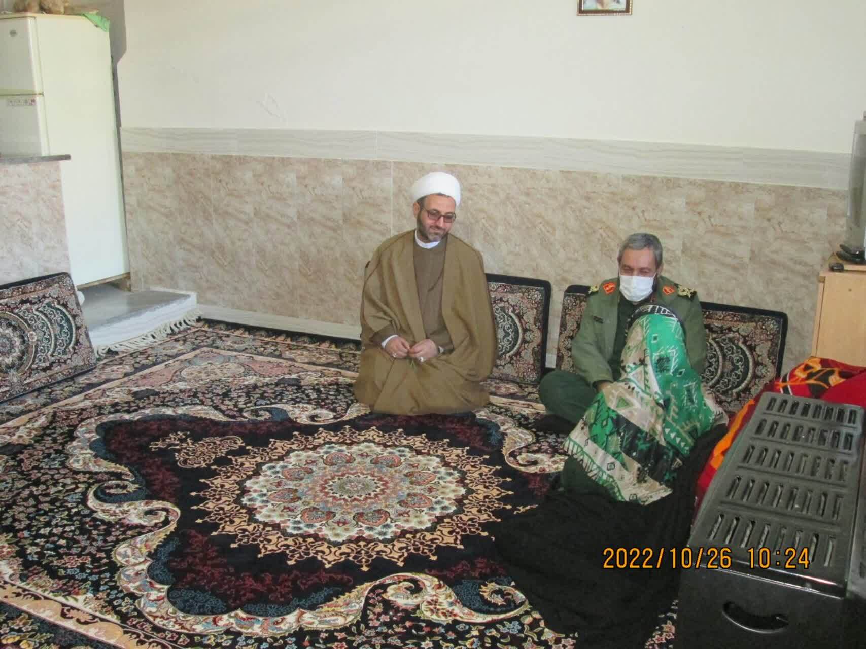 دیدار فرمانده سپاه استان زنجان با مادر شهید صالحی + تصاویر