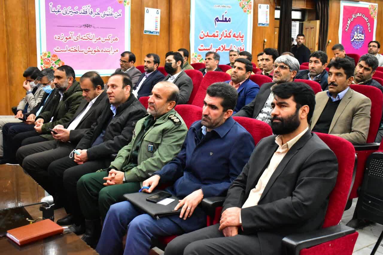 دهه فجر پایان سلطه بیگانگان و آغاز خودباوری ملت و اتکاء به قدرت الهی و مردم بود/ تجلیل از پدران شهدا در آموزش وپرورش کهگیلویه وبویراحمد