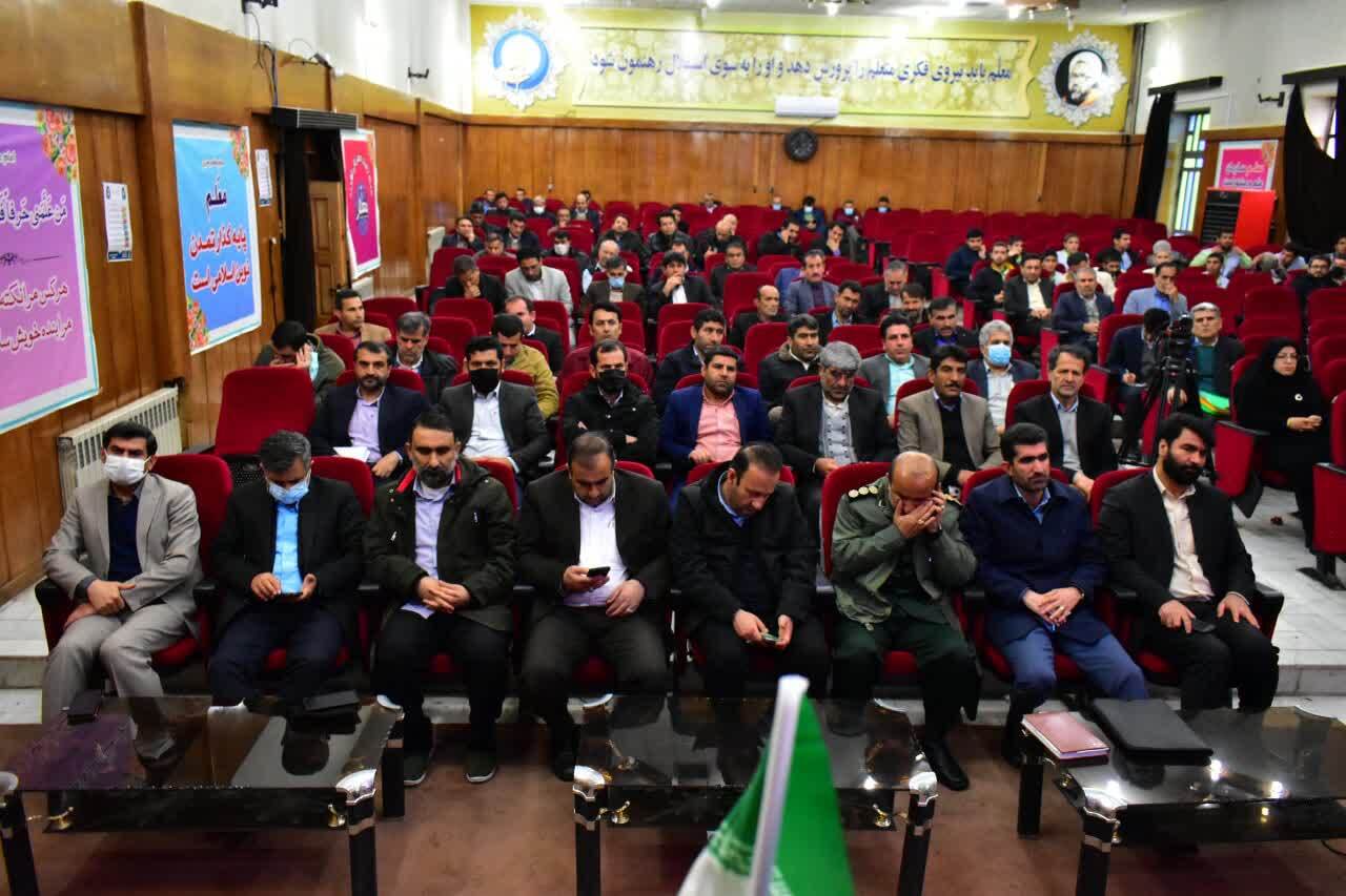 دهه فجر پایان سلطه بیگانگان و آغاز خودباوری ملت و اتکاء به قدرت الهی و مردم بود/ تجلیل از پدران شهدا در آموزش وپرورش کهگیلویه وبویراحمد