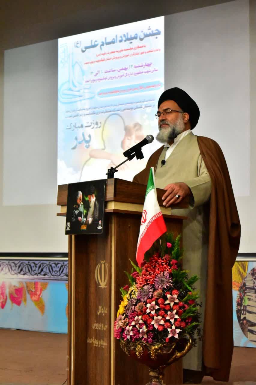 دهه فجر پایان سلطه بیگانگان و آغاز خودباوری ملت و اتکاء به قدرت الهی و مردم بود/ تجلیل از پدران شهدا در آموزش وپرورش کهگیلویه وبویراحمد