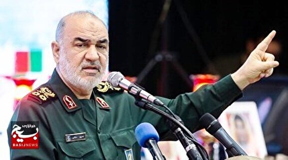 هتاکان به قرآن باید همیشه مخفیانه زندگی کنند/ترویج بی هویتی و دین گریزی بین جوانان یک حربه شیطانی است