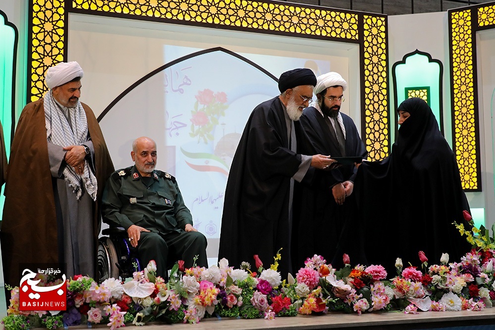 برگزاری همایش جهاد تبیین با حضور ائمه جماعات قم/ تجلیل از خانواده و مدیران بسیجی
