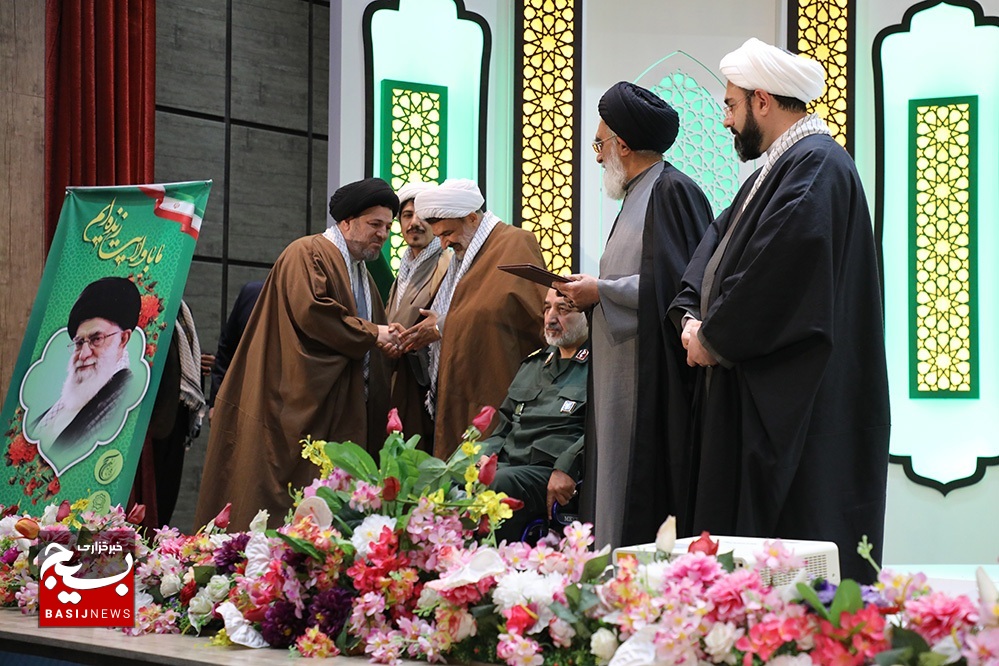 برگزاری همایش جهاد تبیین با حضور ائمه جماعات قم/ تجلیل از خانواده و مدیران بسیجی