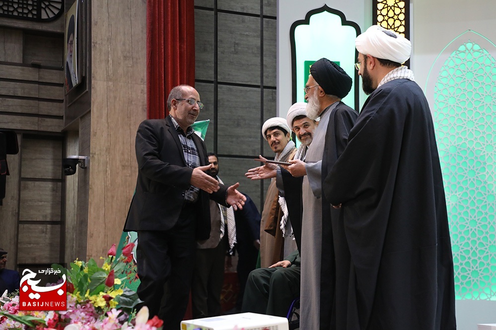 برگزاری همایش جهاد تبیین با حضور ائمه جماعات قم/ تجلیل از خانواده و مدیران بسیجی