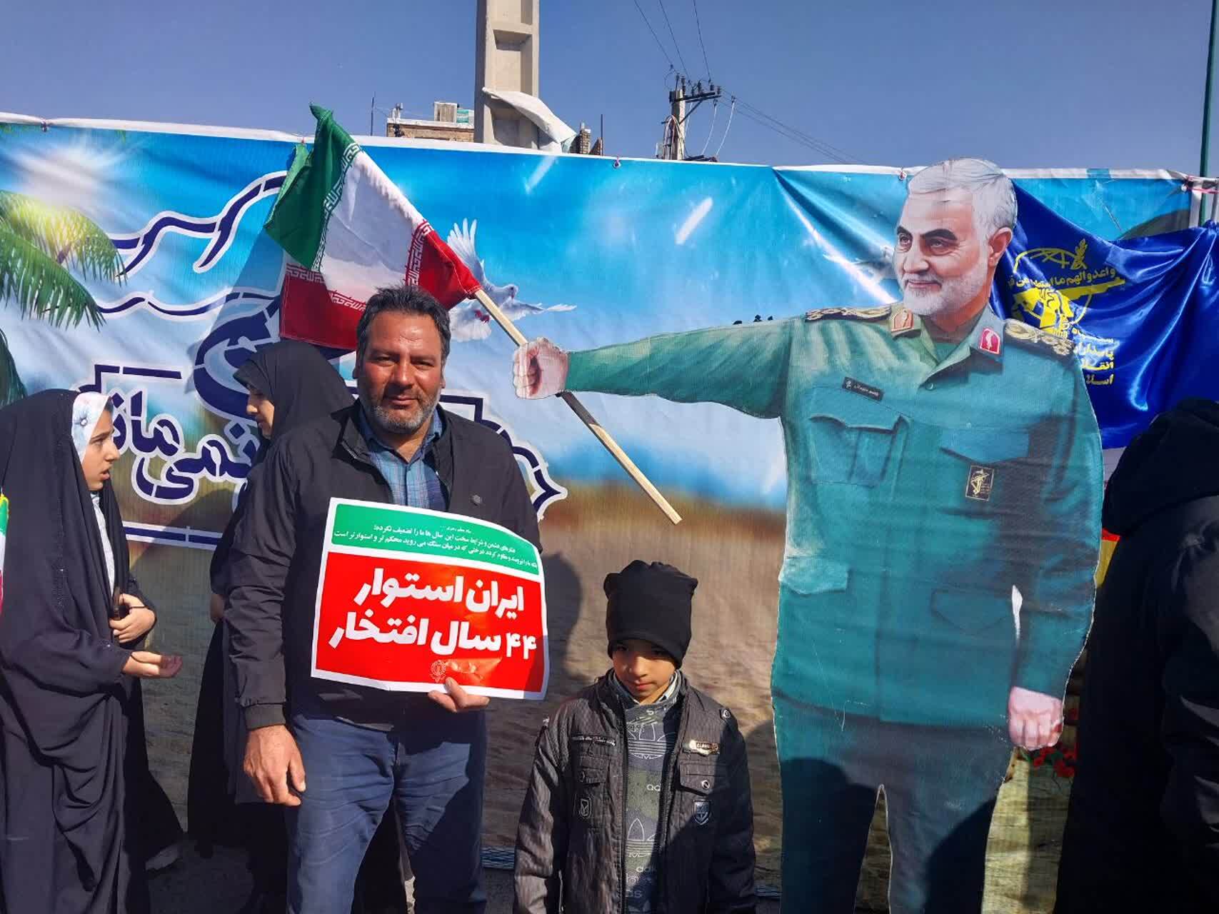 نمایش شکوه پیروزی در استان مرکزی/ همه آمده اند