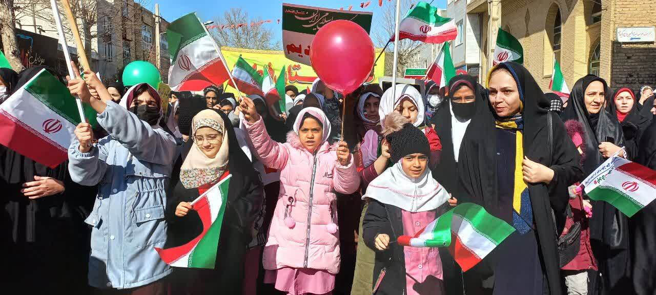 نمایش شکوه پیروزی در استان مرکزی/ همه آمده اند