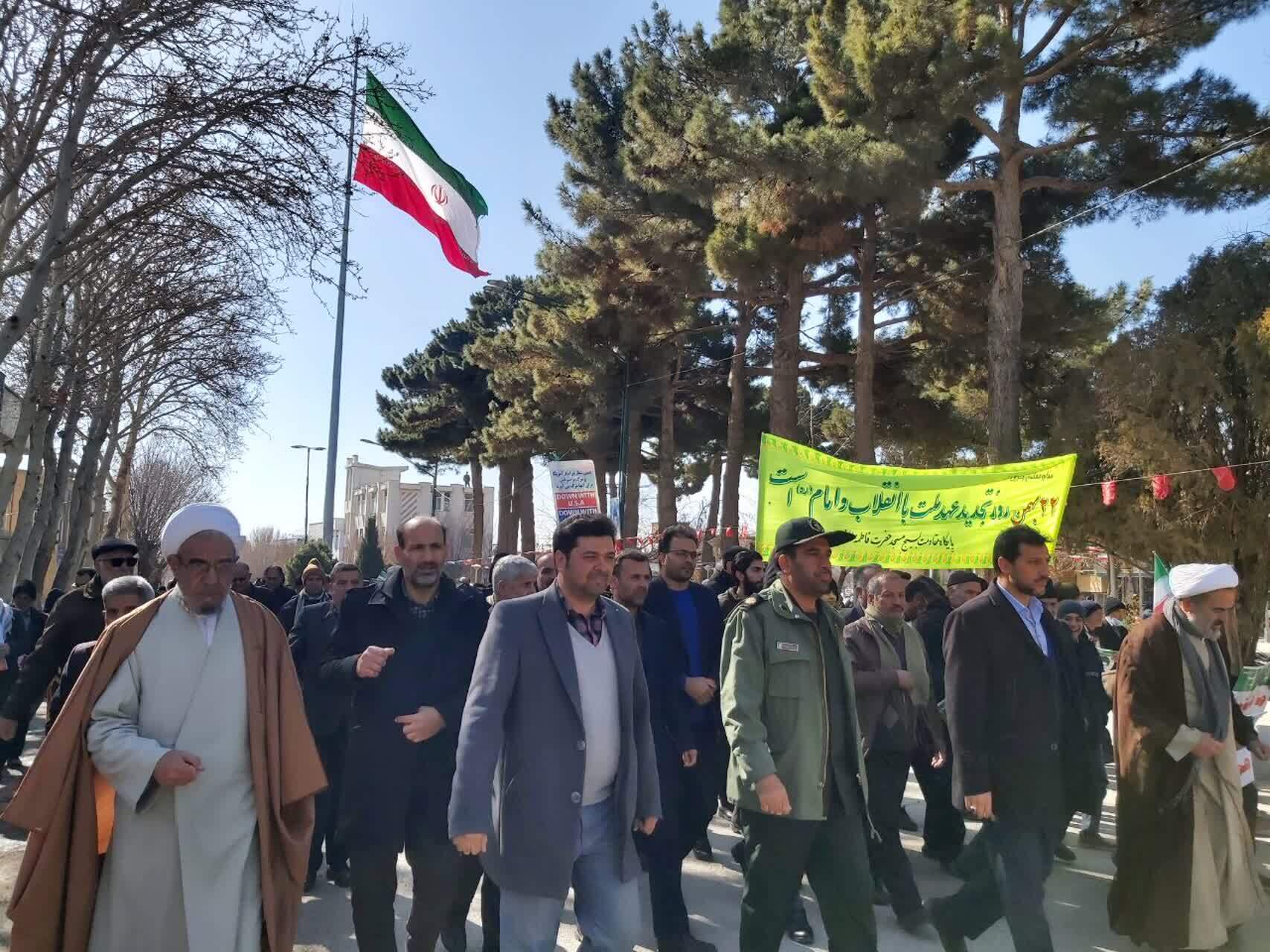 نمایش شکوه پیروزی در استان مرکزی/ همه آمده اند
