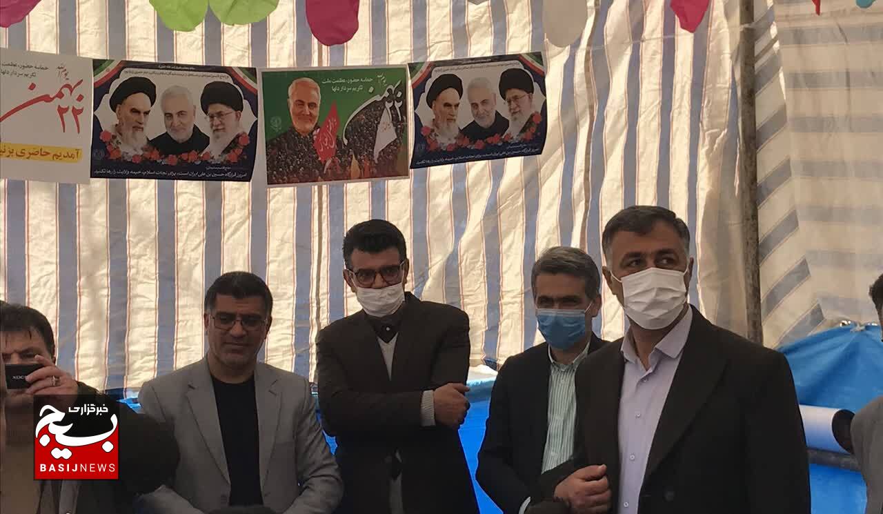 حضور اعضای سازمان بسیج حقوقدانان در راهپیمایی ۲۲ بهمن و ارایه مشاوره حقوقی رایگان به مردم