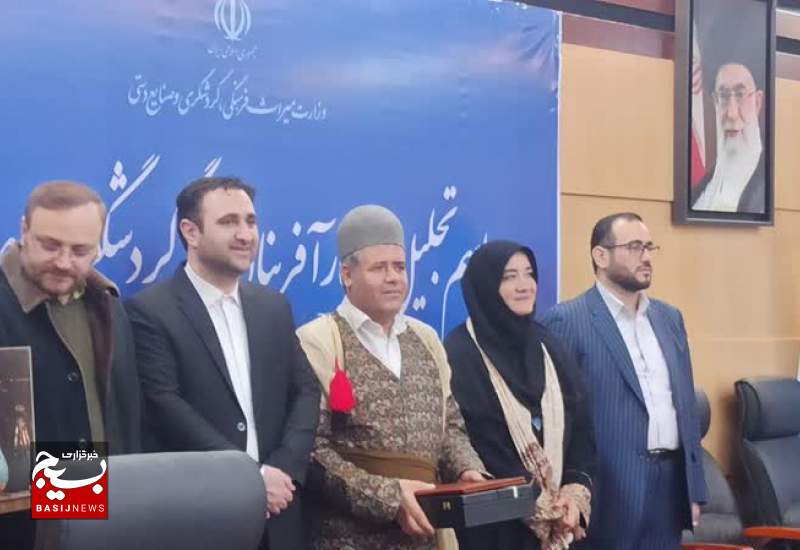رئیس انجمن صنایع دستی بسیج هنرمندان کهگیلویه و بویراحمد کارآفرین برتر کشور شد رئیس انجمن صنایع دستی بسیج هنرمندان کهگیلویه و بویراحمد کارآفرین برتر کشور شد