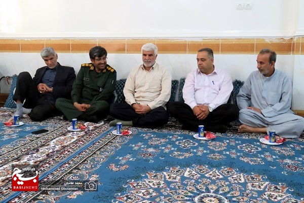 دیدار فرمانده ناحیه سپاه کنگان با سه خانواده شهید